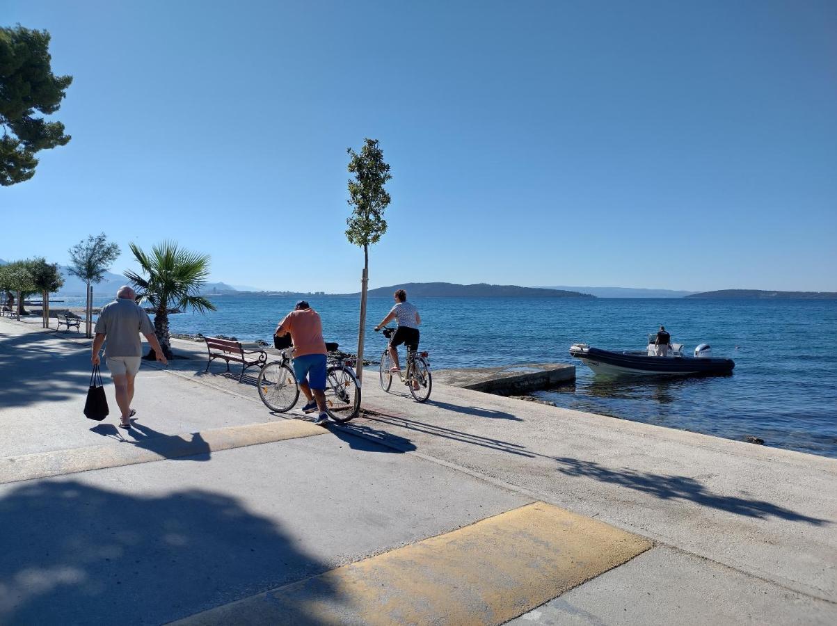 Apartman Figaro Pogled Od Milijun Dolara, 2 Tusa, 2 Wc Kaštela الغرفة الصورة
